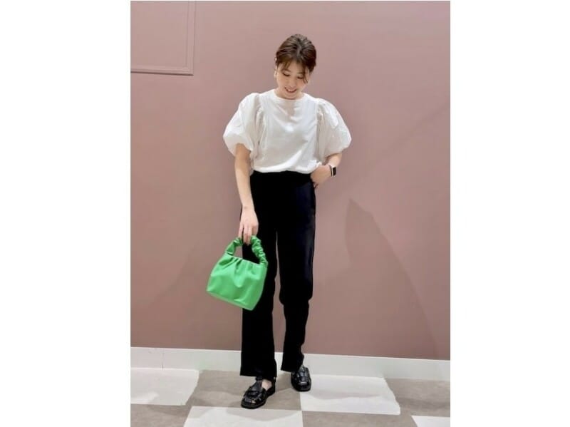 ふんわりした甘めデザインのブラウスと辛口な黒パンツは相性抜群　出典：WEAR