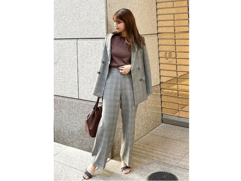 少しゆったりしたオーバーサイズのテーラードジャケットが旬 出典:WEAR