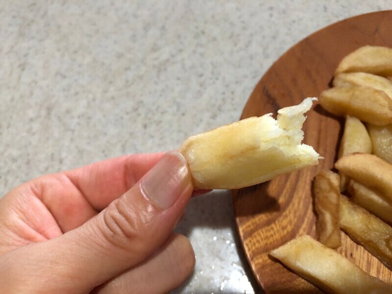 ローソンの「北海道産じゃがいも使用 フライドポテト」の中はほくほく