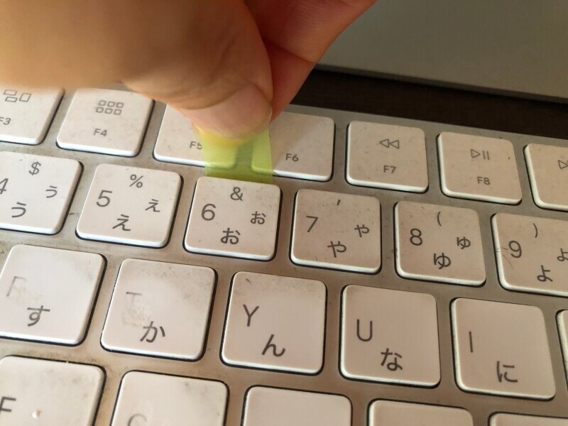 ダイソーの「フィルムふせん」をキーの隙間に入れる