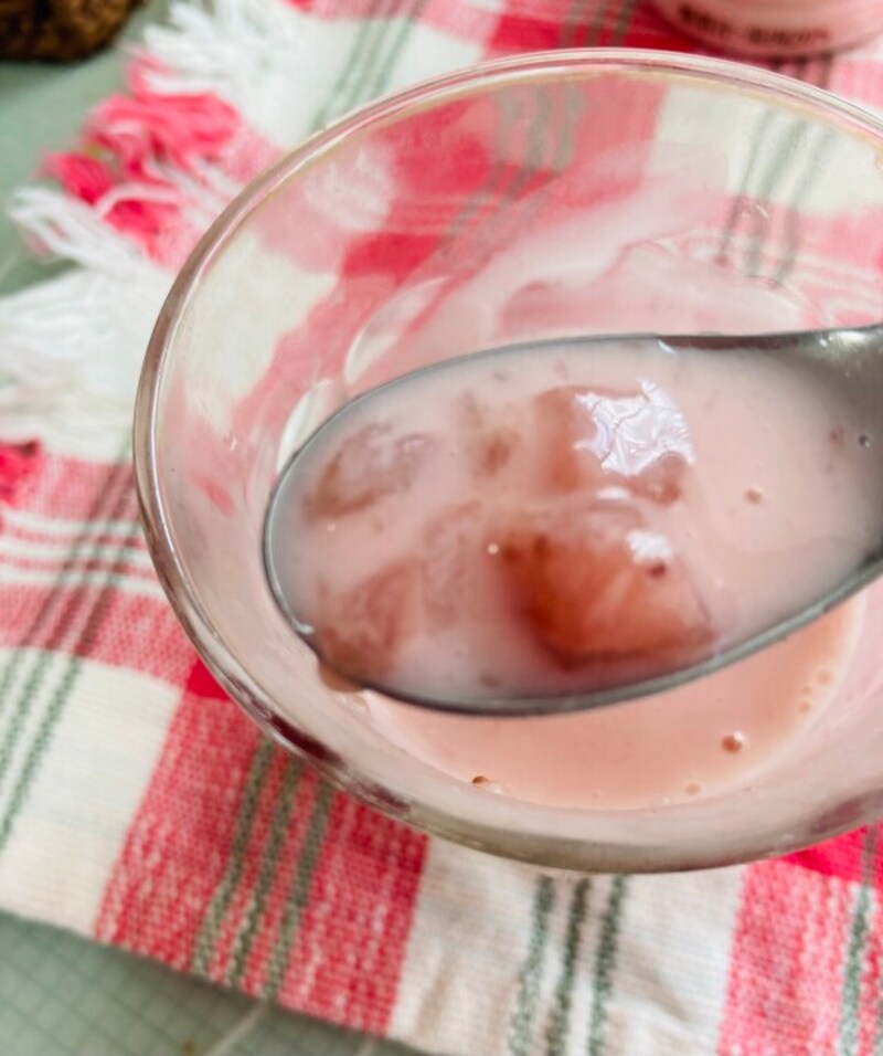 ファミマの「いちごミルク」はいちごの果肉がたっぷり