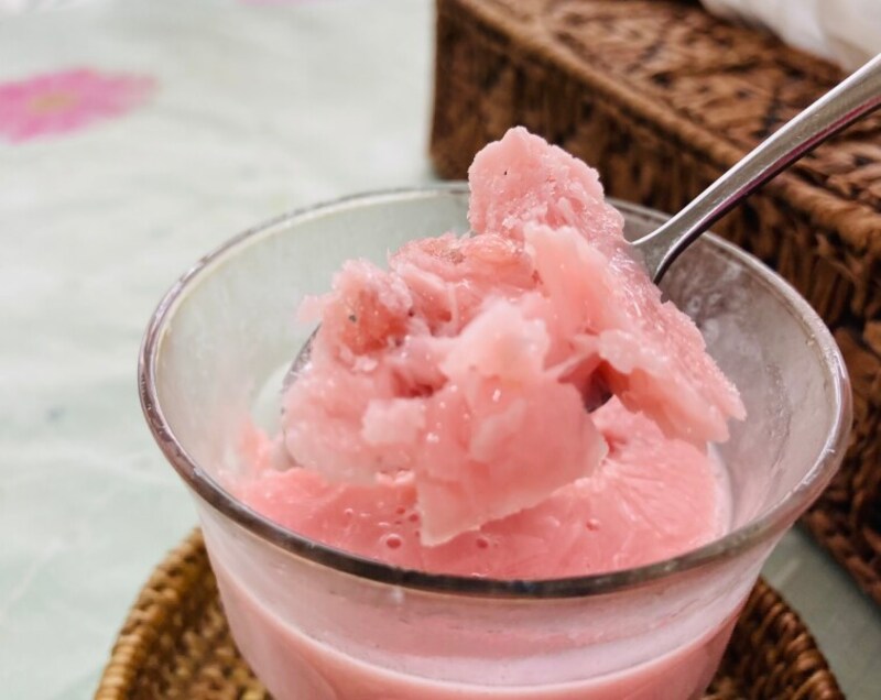 ファミマの「いちごミルク」はシャーベットにしても美味しい!