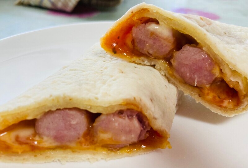 セブンイレブンの「ブリトーウインナー2本入り夏野菜のサルサ」のプリプリのウインナー