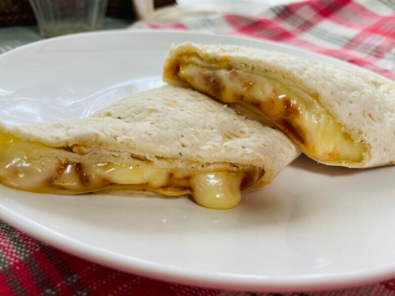 セブンイレブンの「ブリトーモッツァレラ たっぷりマルゲリータ」はゴーダチーズ入り