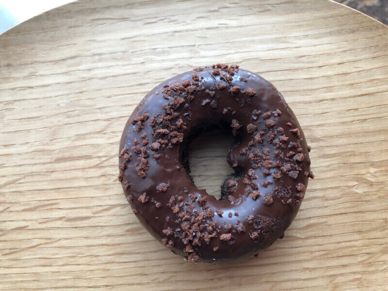 ミスドの「ダブルチョコレート」はチョコづくしの甘さスッキリドーナツ