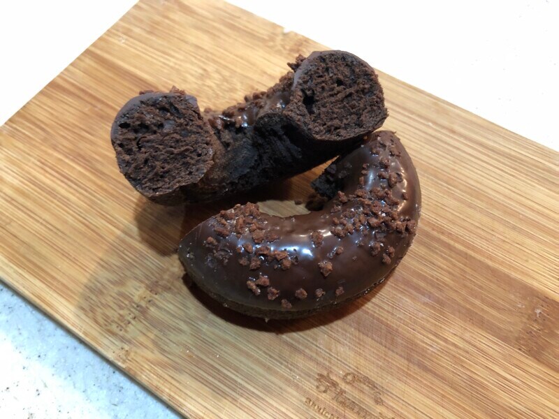 ミスドの「ダブルチョコレート」は生地全体がチョコ味でコーティングも厚め