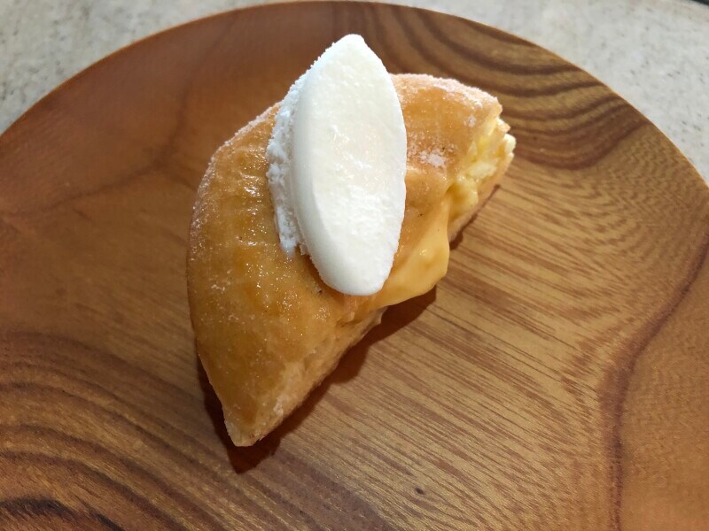 ミスドの「カスタードクリーム」にバニラアイスをトッピング