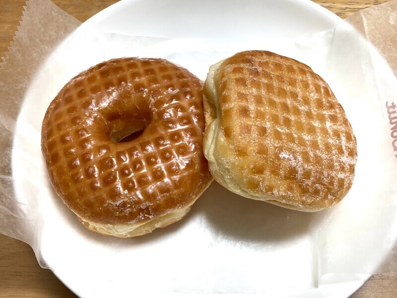 ミスドの定番メニュー「ハニーディップ」(左)、「エンゼルクリーム」(右)