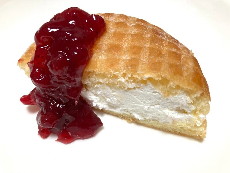 ミスドの「エンゼルクリーム」にリンゴンベリーの甘酸っぱさと食感をプラス