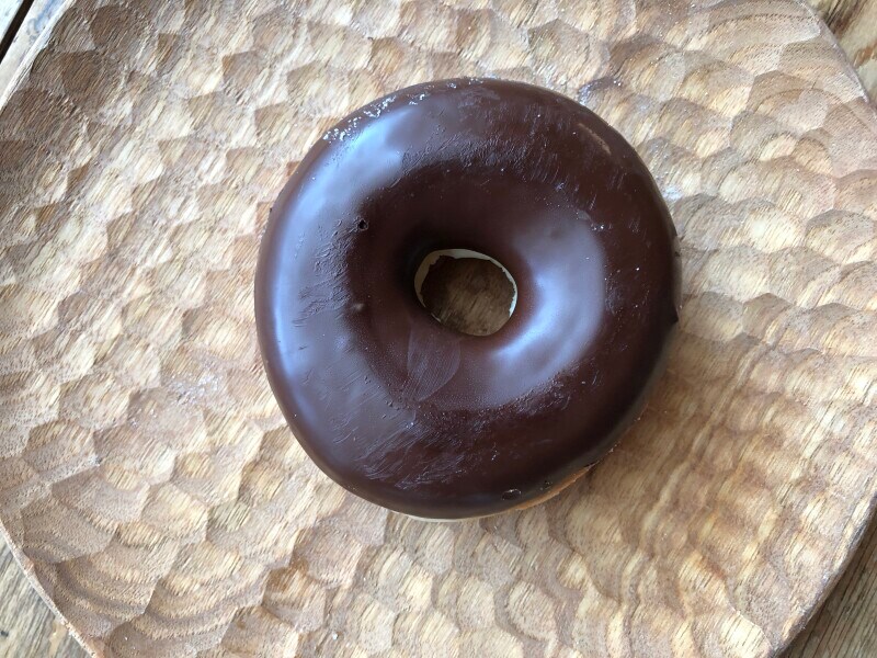 ミスドの「チョコリング」はたっぷりチョコレートコーティングがされている