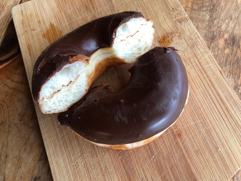 ドーナツ生地にはチョコレートは入っていない