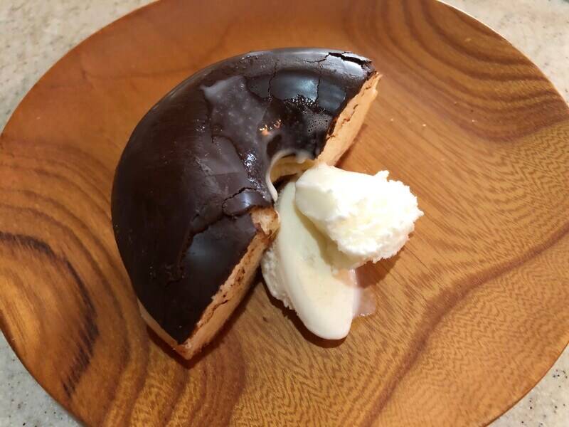 ミスドの「チョコリング」のバニラアイス添え