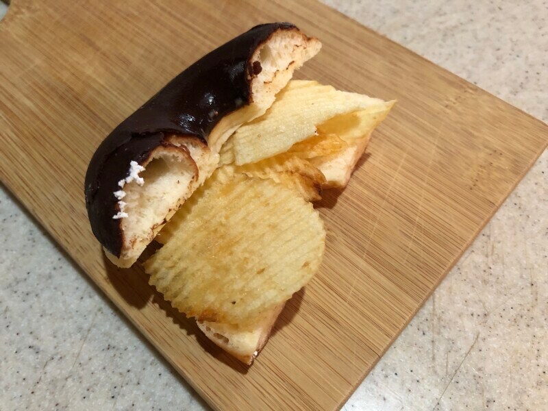 ミスドの「チョコリング」のポテチサンド