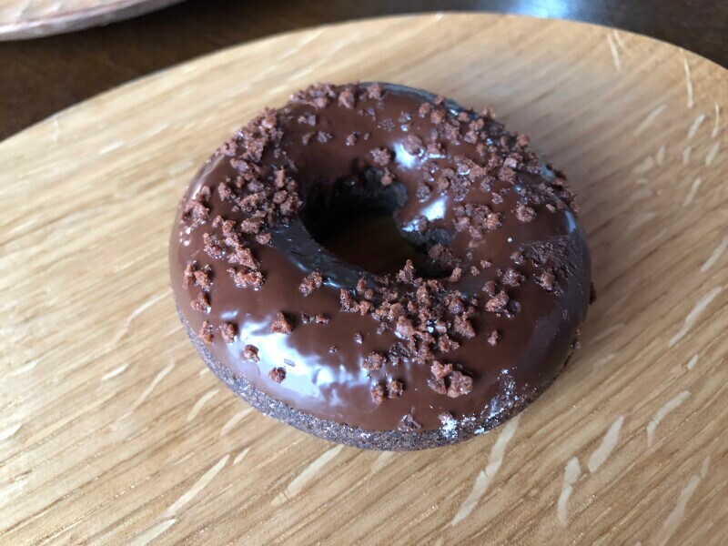 チョコづくしのミスドの「ダブルチョコレート」も冷凍すると美味しい