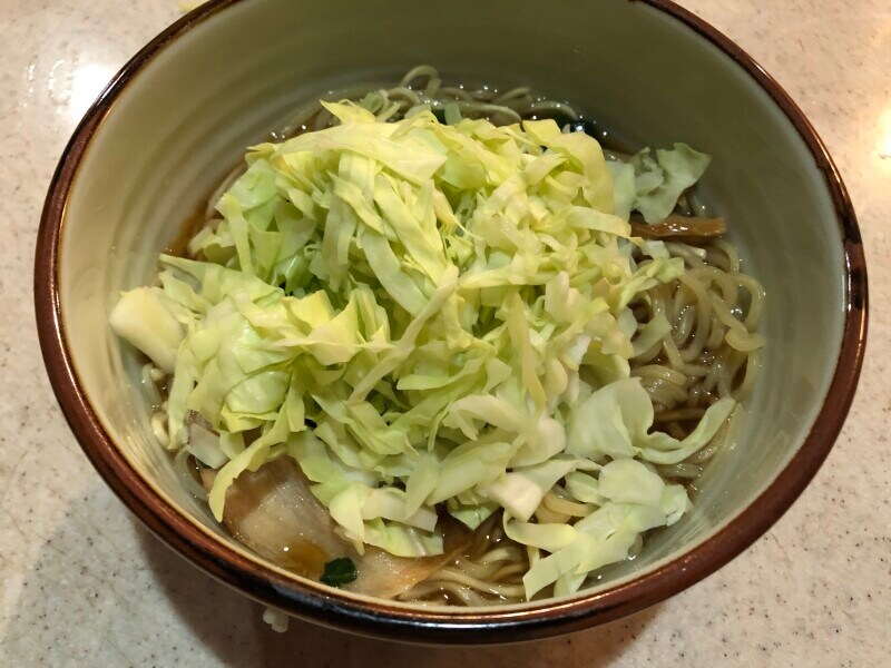 キャベツたっぷりのセブンイレブンの「7プレミアム 具付き醤油ラーメン」