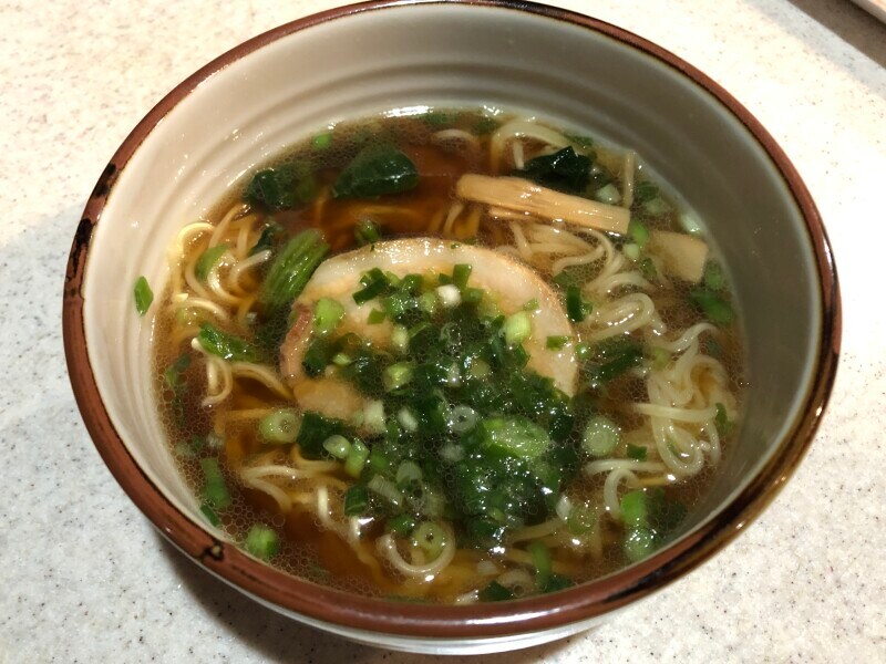 きざみねぎをトッピングしたセブンイレブンの「7プレミアム 具付き醤油ラーメン」