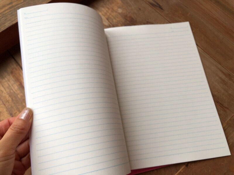 ドン・キホーテの文房具「チョイスノート」の内側は白に青い罫線