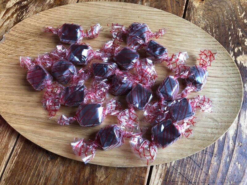 「情熱価格　ひとくちミルクチョコレート」は個包装で入っている