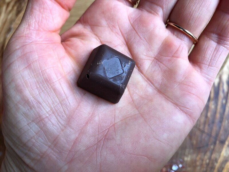 「情熱価格　ひとくちミルクチョコレート」は1粒が約5g