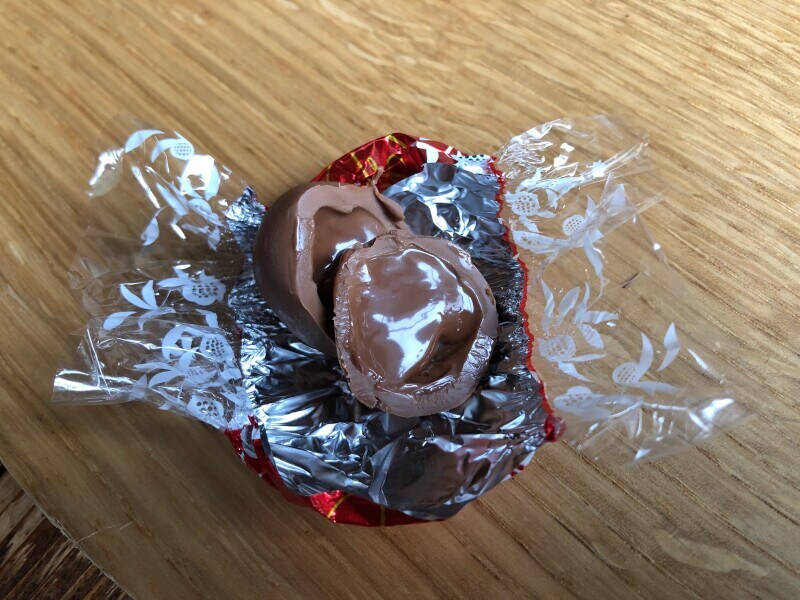 「リンツ　リンドール　コルネット　ミルク」の中からフィリングがとろ～りと出てくる