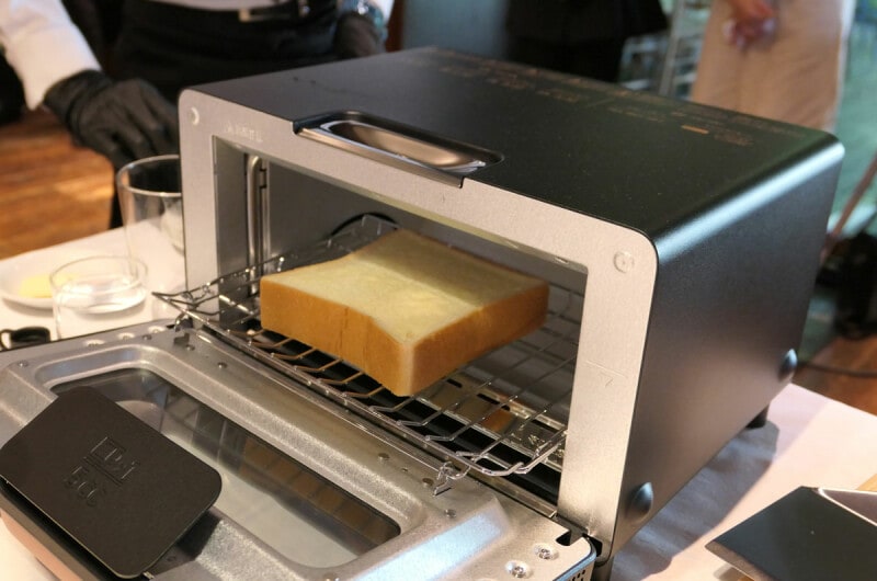 まずは普通のバタートースト。薄くバターを塗ったあと、水を入れ「トーストモード」で3分