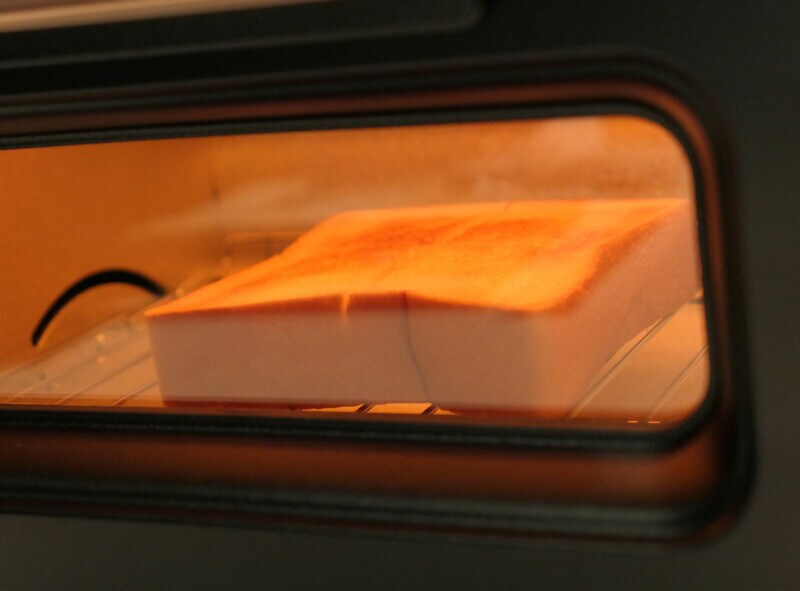 次は「トーストモード」で焼いた後「サラマンダーモード」で仕上げます。庫内が一気に明るくなりますね