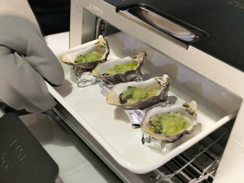 エスカルゴバターを乗せて牡蠣を焼きます