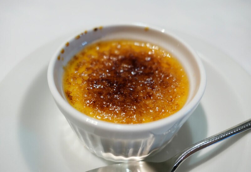 表面をバーナーで仕上げるため家庭ではなかなか作れないクレームブリュレ。サラマンダーモードで表面のキャラメルがパリパリでした