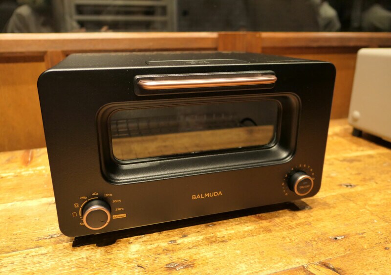 BALMUDA The Toaster Pro。上質な調理道具を感じさせる質感とカラーリングに仕上げたといいます