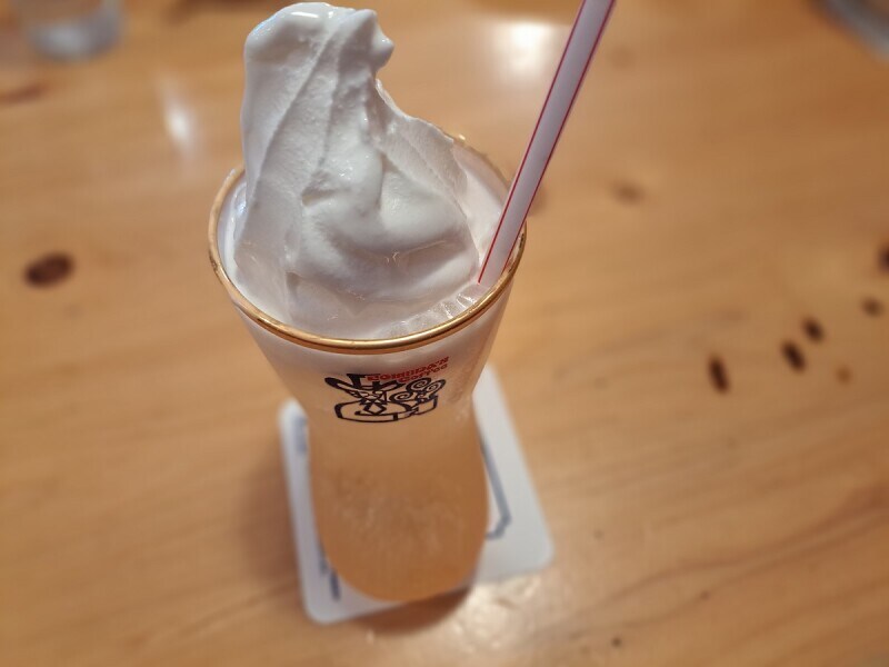 コメダ珈琲の「クリームソーダ 白桃」は微炭酸と白桃がぴったり