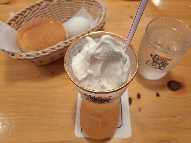 コメダ珈琲の「クリームソーダ 白桃」は午前中にオーダーするのがお得