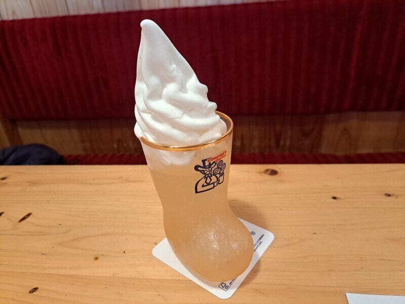 コメダ珈琲の「クリームソーダ 白桃」は桃とミルクで甘い美味しさ