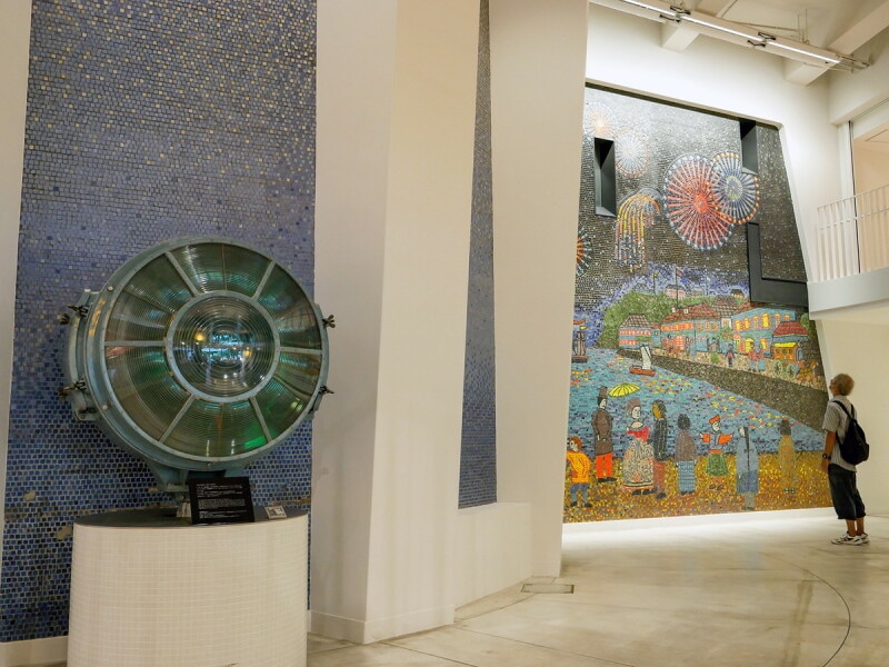 1階ホールにはマリンタワーの頭部に設置されていた灯台灯具が展示（2022年9月1日撮影）