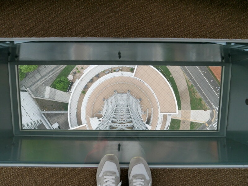 29階にはガラス張りの床面が設けられていて下が見えるようになっています（2022年9月1日撮影）