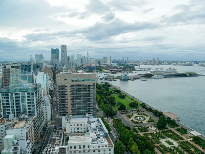 横浜の「街」との近さが横浜マリンタワーの魅力。みなとみらい21地区をのぞむ（2022年9月1日撮影）