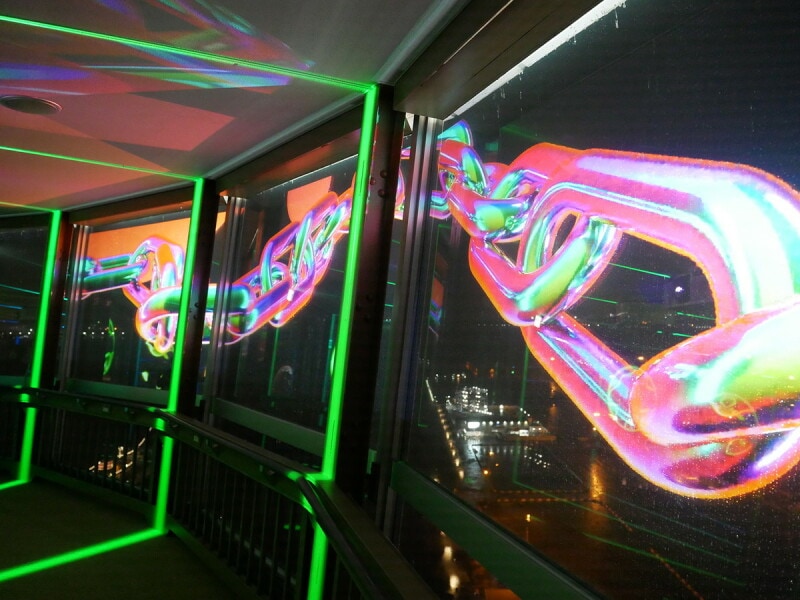 夜は30階がメディアアートギャラリーに。夜景とともに映像作品が楽しめます（2022年9月1日撮影）