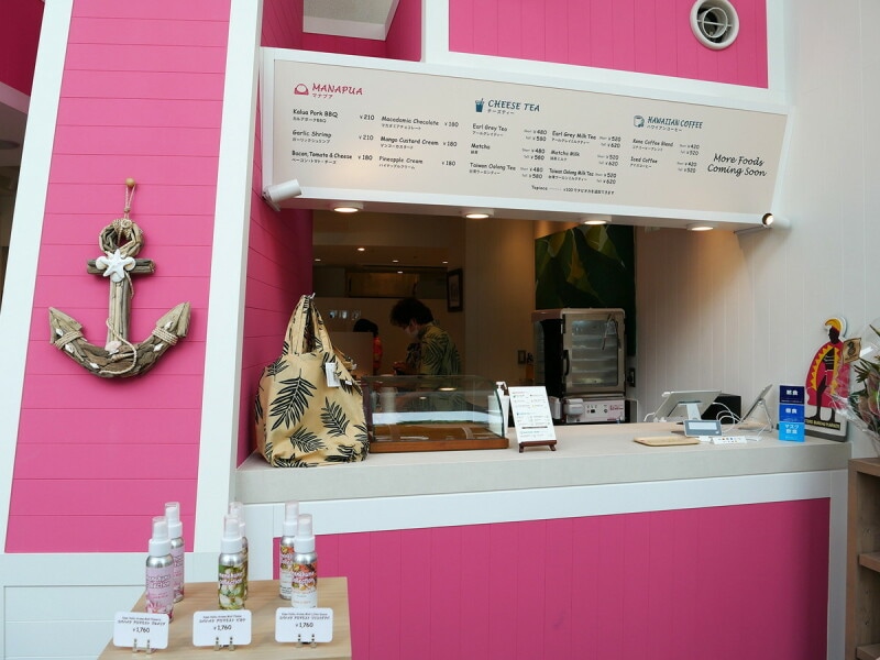 ハワイアンフードを提供するスタンドを併設（2022年9月1日撮影）