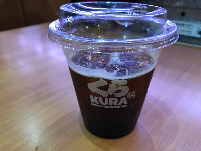 くら寿司の「プレミアアイス珈琲」は「北海道みるくのプリンタルト」に合う