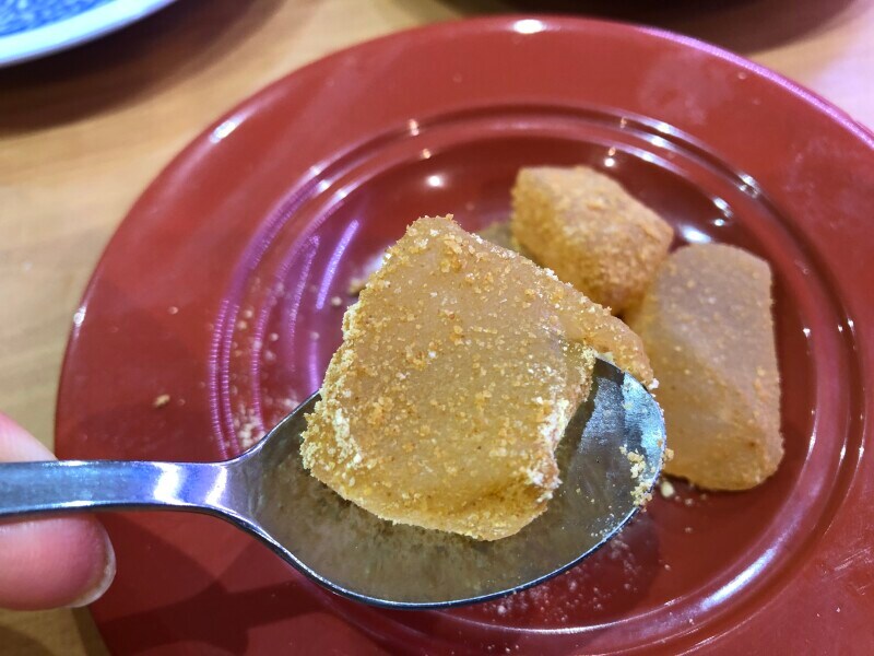 きなこがわらびもちに馴染んでくる