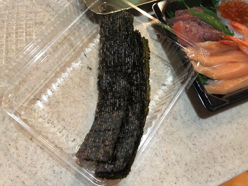 くら寿司の「おうちでくら寿司手巻きセット」にはカットされた海苔も入っている