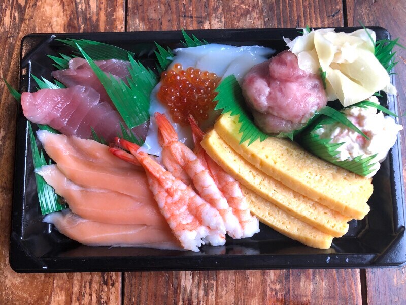 ネタはサーモン（3枚）、えび（3尾）、たまご焼き（3枚）、厳選いか（3枚）、いくら、えびマヨ、ねぎまぐろ