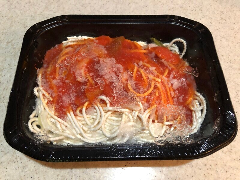 ドン・キホーテのパスタ「ヤバ盛りナポリタン」は凍ったまま電子レンジで加熱する