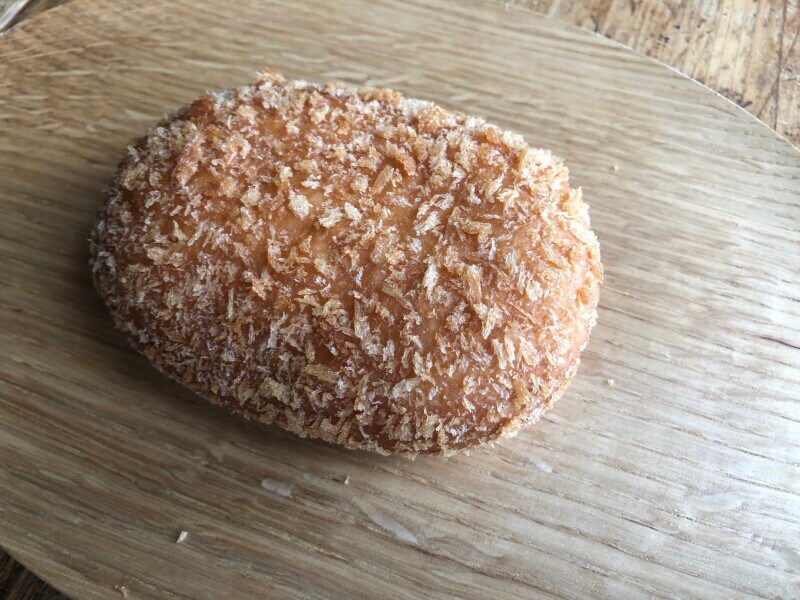 ファミマの「ファミマ・ザ・カレーパン」は、外側が少しサクッとしている