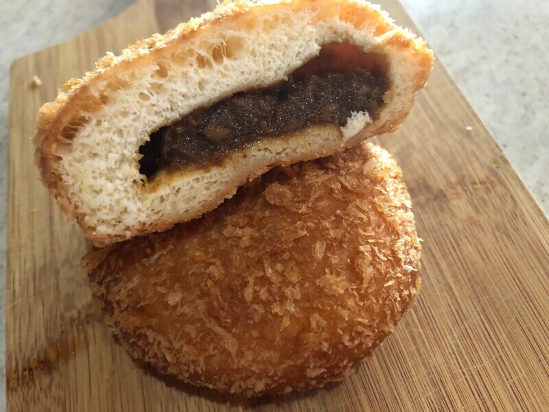 ファミマの「ファミマ・ザ・カレーパン」は、中がほとんど空洞になっていない