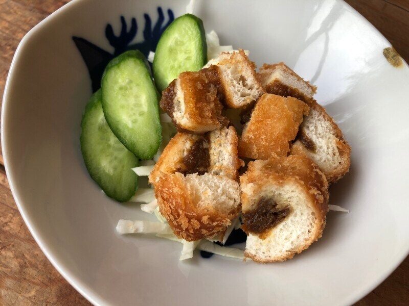 ファミマの「ファミマ・ザ・カレーパン」をサラダのトッピングにする