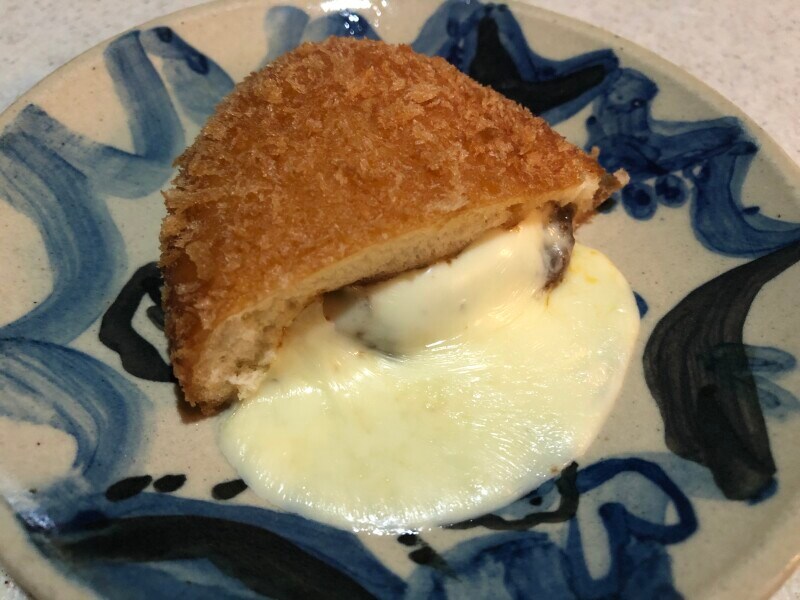 ファミマの「ファミマ・ザ・カレーパン」の中のチーズがとろり