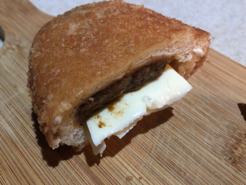 ファミマの「ファミマ・ザ・カレーパン」の中にスライスチーズを入れる