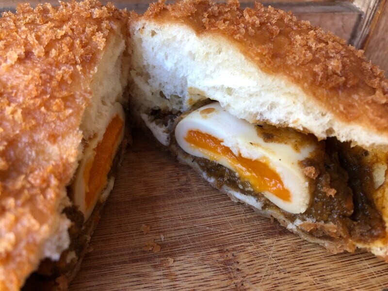 「お月見カレーパン」の中には、トロッとした半熟風たまごが入っている