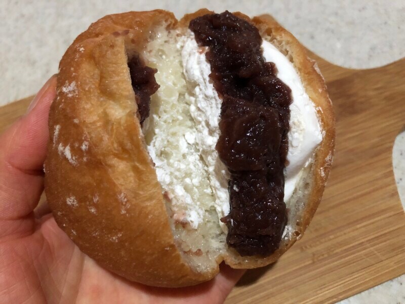 中にはたっぷりのあんことホイップ！