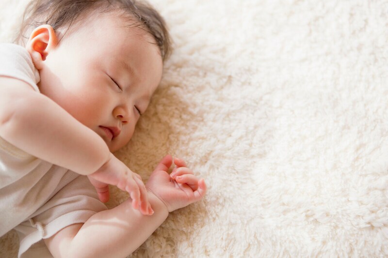 赤ちゃんが寝ながら笑うのはなぜ？